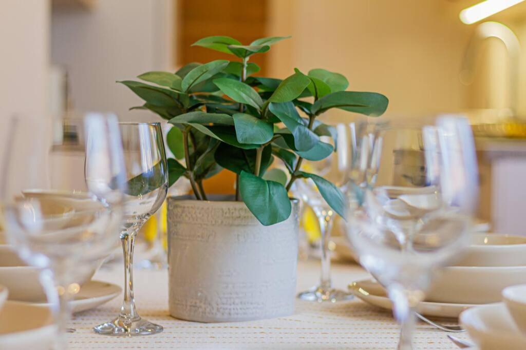 Roomy Apartment 80Sqm At City Center Free Parking Space, Ac & Balcony Boedapest Buitenkant foto