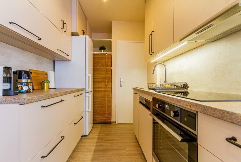 Roomy Apartment 80Sqm At City Center Free Parking Space, Ac & Balcony Boedapest Buitenkant foto