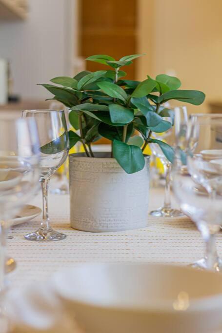 Roomy Apartment 80Sqm At City Center Free Parking Space, Ac & Balcony Boedapest Buitenkant foto