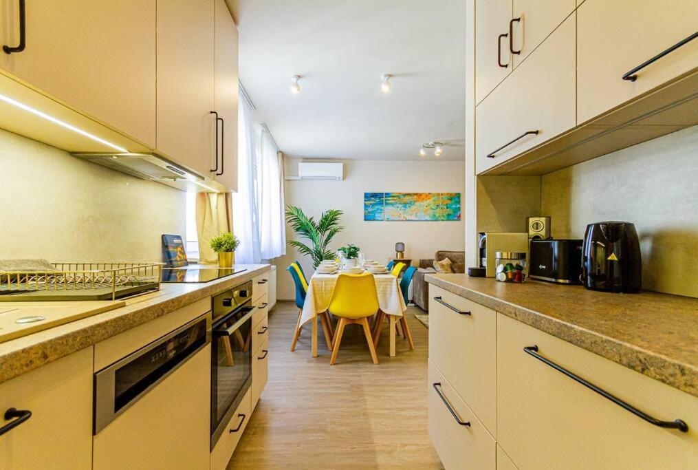 Roomy Apartment 80Sqm At City Center Free Parking Space, Ac & Balcony Boedapest Buitenkant foto