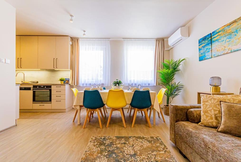 Roomy Apartment 80Sqm At City Center Free Parking Space, Ac & Balcony Boedapest Buitenkant foto