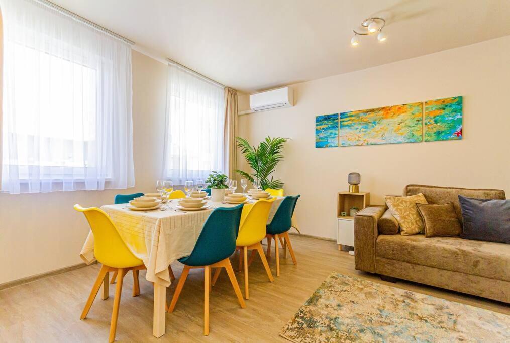 Roomy Apartment 80Sqm At City Center Free Parking Space, Ac & Balcony Boedapest Buitenkant foto